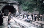 Vor dem Hintergrund drohender Luftangriffe boten Tunnels den besten Schutz, da sich Züge wie auch die einheimische Bevölkerung dorthin zurückziehen konnten. Aufnahme in Norditalien. (08.1944) <i>Foto: Walter Hollnagel</i>