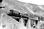 Mit der durchgehenden elektrischen Befahrbarkeit der Arlbergbahn ab dem 14. Mai 1925 benötigte die BBÖ elektrische Güterzugloks, die die Dampflokomotiven der Reihen 80 und 180 ablösen sollten. Da die Güterzüge zur Zeit, als die neuen Lokomotiven angeschafft wurden, vielfach noch durch Bremswagen von darauf mitfahrenden Bremsern und von der Lok selbst gebremst wurden, wurde die Höchstgeschwindigkeit mit max. 50 km/h relativ niedrig angesetzt. Die BBÖ gab 20 Lokomotiven der neuen Reihe 1080 in Auftrag, die von Siemens-Schuckert Wien (elektrischer Teil) und Krauss in Linz (mechanischer Teil) gefertigt und in den Jahren 1924/25 geliefert wurden. Alle Loks wurden in Bludenz stationiert, von wo aus sie Güterzüge bis Innsbruck bespannten, so wie hier auf der Oetzbrücke am Arlberg. (1930) <i>Foto: RVM</i>