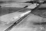 Ein Schnellzug mit einer preußischen S 10¹ (Baureihe 17.10) fährt durch die Weiten Ostpreußens. Die Aufnahme entstand aus einem Zeppelin, dessen Schatten rechts unten noch zu sehen ist. (1933) <i>Foto: RVM</i>