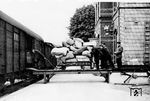 Über eine ausziehbare Laderampe erreicht mit viel Muskelkraft bewegtes Expressgut den Güterwagen. (1934) <i>Foto: RVM</i>