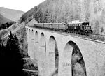 Auf dem 224 m langen Viadukt überwindet die Höllentalbahn einen Höhenunterschied von 12 m. E 244 21 war gerade fabrikneu in Freiburg eingetroffen und bewährt sich hier vor einem Eilzug nach Neustadt auf der Höllentalbahn. (1936) <i>Foto: RVM</i>