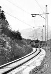 Die Strecke Salzburg – Freilassing – Berchtesgaden wurde zwischen 1912 und 1914 elektrifiziert. Die Bayerische Staatsbahn wollte damit den elektrischen Zugbetrieb erproben. Am 20. Oktober 1912 wurden dazu zwölf Probelokomotiven bestellt. Darunter waren unter anderem die vier EP 3 sowie die EP 4. Der elektrische Teil der EP 4-Lokomotiven wurde im Gegensatz zur EP 3 nicht von den SSW, sondern von MSW, einem Verbund von Maffei und Schwartzkopff, geliefert. Auch diese Lokomotiven waren erst ab 1916 auf ihrer zugedachten Strecke im Einsatz. Die EP 4 (E 36.2) waren im Vergleich zur E 36  (EP 3) etwas stärker, hatten aber schlechtere Laufeigenschaften. Sie waren ca. 2 m länger und unterschieden sich in mehreren Details von der EP 3. Der augenfälligste äußere Unterschied war, dass der Heizkessel mehr in der Mitte untergebracht, und dadurch die Stromabnehmer über den Führerständen platziert werden konnten. Ausgerüstet waren die Lokomotiven ebenso wie die E 36 mit einem Schrägstangenantrieb mit einseitiger Treibstange. Vom Laufwerk her besaßen sie anstatt des Krauss-Helmholtz-Lenkgestelles ein Bisselgestell. Hier ist ein Personenzug mit der bayr. EP 4 20121 (spätere E 36 21) auf der Bahnstrecke Freilassing – Berchtesgaden bei Bad Reichenhall unterwegs.  (1922) <i>Foto: RVM</i>