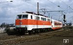 Die am 16. Januar 1981 von Krauss-Maffei/Siemens neu für die S-Bahn Rhein-Ruhr abgelieferte 111 150 überführt einen passenden S-Bahn-Steuerwagen in Frankfurt Hgbf. Der Steuerwagen Bxf 796 besaß einen DB-Einheitsführerstand, der erstmals bei der Baureihe 111 verwendet wurde. Neu war auch die digitale zeitmultiplexe Wendezugsteuerung (ZWS) sowie die Steuerung und Überwachung von Zugfunktionen (Beleuchtung, Türen, Luftfedern) über die damals noch als „Zusatz-ZWS“ bezeichnete frequenzmultiple Zugsteuerung (FMZ) über die durchgehende UIC-Leitung des Zuges.  (13.03.1981) <i>Foto: A. Wagner</i>