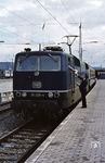 Der Zugführer des D 254 (Frankfurt/M - Mainz - Idar-Oberstein - Saarbrücken - Forbach - Metz - Paris Est) übergibt in Saarbrücken Hbf die Zugpapiere an den Lokführer der 181 206. (14.03.1981) <i>Foto: A. Wagner</i>
