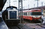 In Saarbrücken Hbf begegnen sich ein SNCF-Triebwagen der Reihe X 4500 (hier der Steuerwagen X 8586) und DB 212 343, die in Saarbrücken beheimatet war. Von dem SNCF-Triebwagen wurden 123 Fahrzeuge zwischen Februar 1963 und September 1970 in Dienst gestellt. Sie erhielten die Betriebsnummern 4501 bis 4623. Jeweils ein vierachsiger Triebwagen mit nur einem Führerstand war mit einem gleichartigen Steuerwagen (Baureihen XR 8300 und XR 8500) fest gekuppelt, ein Gummiwulstübergang verband die beiden Wagenkästen. Der 36,2 t schwere Triebwagen verfügte über 60 Sitzplätze der 2. Wagenklasse und ein Gepäckabteil. Er war zweiklassig, je nach Ausführung standen 12 oder 24 Plätze der 1. Klasse und 69 bzw. 49 Plätze der 2. Klasse zur Verfügung. (14.03.1981) <i>Foto: A. Wagner</i>