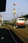 103 121 fährt mit FD 221 "Donaukurier" (Dortmund - Düsseldorf - Köln - Frankfurt/M - Würzburg - Nürnberg - Passau - Wien Westbf) durch den Bahnhof Hanau. (04.03.1984) <i>Foto: A. Wagner</i>