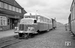 Der "Planzug" mit LT 4 nach Westerland steht abfahrbereit vor dem Bahnhofsgeebäude in List auf Sylt. (13.05.1961) <i>Foto: Helmut Röth</i>