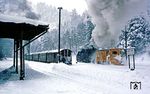 Winter auf der Harzquerbahn im Bahnhof Eisfelder Talmühle mit 99 7244, die mit einem Schneepflug für freie Gleise sorgt. (26.02.1988) <i>Foto: Wolfgang Bügel</i>