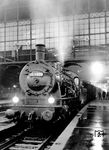 55 4009 vor einem Güterzug im nächtlichen Hauptbahnhof von Hannover, der im Zweiten Weltkrieg seine Bahnhofshalle einbüßte. (1928) <i>Foto: RVM</i>