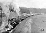 57 3460 und 57 3404 (beide vom Bw Pressig-Rothenkirchen) mühen sich mit einem Güterzug die Rampe von Ludwigsstadt nach Steinbach/Wald hinauf. (1933) <i>Foto: RVM</i>