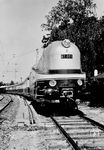61 001 wurde am 31. Mai 1935 von Henschel in Kassel abgeliefert. Die noch nicht abgenommene Lok präsentierte sich zunächst auf der großen Fahrzeugparade zum 100-jährigen Eisenbahnjubiläum in Nürnberg (Foto), bevor sie in den Kasseler Henschel-Werken noch einmal aufgearbeitet und anschließend bei der LVA Grunewald umfangreichen Versuchs- und Präsentationsfahrten unterzogen wurde. Die Abnahme erfolgte am 25. März 1936. (12.07.1935) <i>Foto: RVM</i>