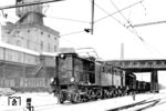 E 95 01 steht mit einem Güterzug im Bahnhof Rothenbach (nahe Waldenburg in Niederschlesien) abfahrbereit in Fahrtrichtung Hirschberg (- Görlitz). Links der Malakof-Förderturm der Pauline Schachtanlage.  (1928) <i>Foto: Werkfoto AEG Slg. H. Linke</i>