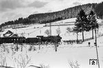 Ende Januar/Anfang Februar 1953 machten anhaltende, schwere Schneestürme und -Verwehungen die Strecken durch das Rothaargebirge teilweise unpassierbar. In den Niederlanden und Großbritannien ereignete sich die schwerste Nordsee-Sturmflut des 20. Jahrhunderts, die über 2.000 Menschenleben kostete. Am 31. Januar 1953 hatte die Marburger P 8 mit dem E 781 bereits 3 Stunden Verspätung, als sie gegen 12.45 Uhr (statt 9.45 Uhr) den Bahnhof Hilchenbach erreichte. Auf dem Tender ist bereits keine Kohle mehr zu sehen und das bedauernswerte Personal wird mit den letzten Resten noch bis Köln fahren müssen. Heute stellt man besser gleich den Betrieb ein. (31.01.1953) <i>Foto: Gerhard Moll</i>