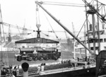 Verladung einer Krupp-Lokomotive für indische Eastern Railway in Kalkutta im Hafen von Bremen. (1954) <i>Foto: Walter Hollnagel</i>