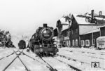 Als Winterberg noch ein richtiger Bahnhof war, ist bei ordentlicher Schneelage 50 2325 vom Bw Bestwig dort mit P 1493 angekommen, während links 50 2874 einige Wagen zusammenrangiert. (03.02.1962) <i>Foto: Gerhard Moll</i>