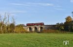 Bei Altentrüdingen wird von der Schienenbus-Garnitur des BEM der Arrabach und ein Feldweg überquert. Der Viadukt stammt aus der Anfangszeit der Bahn. (25.10.2020) <i>Foto: Ralf Opalka</i>