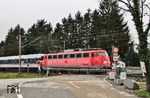 Überraschung auf der Wupper: Der NX-Ersatzzug 32436 nach Wuppertal-Oberbarmen wurde von der ehemaligen Autozuglok 115 459 (jetzt bei der Gesellschaft für Eisenbahnbetrieb tätig) bespannt. Aufnahme am Bü Wilzhauser Weg in Solingen-Ohligs. (11.01.2021) <i>Foto: Joachim Bügel</i>