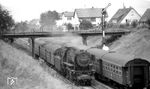 Zugkreuzung mit zwei 23er in Obersulm-Sülzbach: 023 012 (vorne) begegnet mit N 3738 nach Heilbronn der 023 038, die gerade noch mit N 3735 hinter der Brücke wieder sichtbar ist. (05.08.1972) <i>Foto: Burkhard Wollny</i>