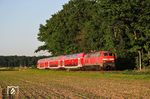 218 442 mit RB 15585 (Stockheim - Bad Vilbel) bei Eichen nahe Nidderau. (25.05.2012) <i>Foto: Marvin Christ</i>
