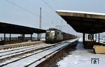 151 016 (Bw Hagen-Eckesey) fährt mit einem Güterzug durch Koblenz-Ehrenbreitstein südwärts. (13.01.1982) <i>Foto: Josef Mettler</i>