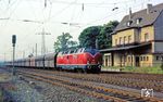 Auch 221 127 bestritt im Mai 1988 ihre letzten Fahrten, u.a. vor diesem Ganzzug in Lintorf. Sie schied, wie alle anderen Maschinen der Baureihe 221, zum Sommerfahrplan 1988 aus dem aktiven Dienst aus. (18.05.1988) <i>Foto: Wolfgang Bügel</i>