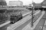 82 010 vom Bw Hamburg-Wilhelmsburg auf Rangierfahrt im Hamburger Hauptbahnhof. (14.05.1961) <i>Foto: Helmut Röth</i>