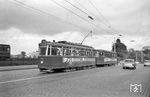 Die Hamburger Straßenbahn war eines der ältesten und größten deutschen Straßenbahnnetze. Bereits 1866 wurde die erste Pferdebahnstrecke und 1894 die erste elektrisch betriebene Linie eröffnet. Der Senat der Hansestadt beschloss 1958 die Stilllegung des gesamten Netzes, die letzte Linie wurde im Herbst 1978 auf Busbetrieb umgestellt. Tw 3425 + Bw 4417 auf der Linie 11 nach Bahrenfeld Trabrennbahn an der Lombardsbrücke. (14.05.1961) <i>Foto: Helmut Röth</i>