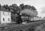 01 1080 durcheilt mit ihrem Schnellzug den Bahnhof Belm, unverkennbar 7 km von Osnabrück Hbf entfernt. (23.07.1964) <i>Foto: R. Whittington</i>