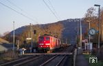 151 001 und 151 059 fahren mit GM 60306 (Andernach - Oberhausen Rbf) durch den Haltepunkt Namedy. (23.02.2018) <i>Foto: Marvin Christ</i>