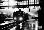 03 053 (Bw Dortmunderfeld) wartet vor einem Schnellzug im nächtlichen Hannover Hbf. (1934) <i>Foto: RVM (Berkowski)</i>