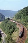 Eine 140 mit einem Güterzug unterhalb des Mühltalfelsens auf der Geislinger Steige. (11.09.1979) <i>Foto: Prof. Dr. Willi Hager</i>
