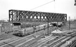 E 41 031 vom Bw Offenburg verlässt (ausnahmsweise) mit einem Güterzug den Mannheimer Rangierbahnhof. (25.03.1961) <i>Foto: Helmut Röth</i>