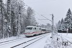 Weiße Züge in weißer Landschaft sind zwar nicht der Hit, aber Alternativen sind auf der Wupperstrecke nur noch begrenzt vorhanden. Ein 401 ist als ICE 1022 auf dem Weg nach Hamburg-Altona bei Solingen unterwegs. (24.01.2021) <i>Foto: Joachim Bügel</i>