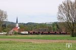 221 121 der Schienen-Güter-Logistik Dachau mit Schotterzug 55560 bei Wielenbach kurz vor Weilheim/Obb. (24.04.2020) <i>Foto: Stefan von Lossow</i>
