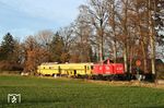 213 340 der Albtal-Verkehrs-Gesellschaft Karlsruhe mit einer Plasser&Theurer Stopfmaschine bei Riederau am Ammersee. (20.11.2020) <i>Foto: Stefan von Lossow</i>