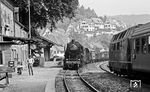 052 839 wartet mit einem Güterzug im Bahnhof Epfendorf die Kreuzung des D 482 (Zürich - Stuttgart) mit einer 221 ab. (26.08.1972) <i>Foto: Burkhard Wollny</i>