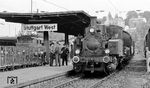 GES Lok 11 mit dem Dsts von Horb nach Korntal-Weissach im Bahnhof Stuttgart West. Dahinter ist eine "moderne", gut 20 Jahre jüngere, E 44 eingetroffen. (26.08.1972) <i>Foto: Burkhard Wollny</i>