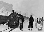 93 844 vom Bw Stuttgart trifft mit einem Wintersportsonderzug im Bahnhof Weißenstein/Württ. an der 10 km langen Stichstrecke von Süßen ein. (1938) <i>Foto: Bachmann</i>