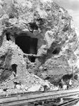 Wiederherstellung des Streckengleises Losowo - Sewastopol bei Inkerman. Inkerman ist bekannt für das etagenartig übereinander angelegte Höhlenkloster St. Clement mit seinen in den Fels getriebenen Höhlenwohnungen, die oberhalb der Bahnstrecke lagen. Die Höhlen entstanden im 7. - 9. Jh. durch byzantinische Mönche. (1943) <i>Foto: RVM (Hollnagel)</i>