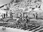 Mit Hilfe sowjetischer Kriegsgefangener werden die Gleisanlagen in Inkerman auf der Südspitze der Krim repariert. (1942) <i>Foto: RVM (Ittenbach)</i>