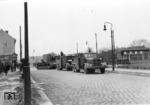Panzertransport mit 2 Kaelble-Zugmaschinen der Culemeyer-Transportgruppe in den Straßen von Berlin. Es handelt sich offenbar um einen erbeuteten schweren sowjetischen Kampfpanzer vom Typ KW2. Vermutlich wird das Fahrzeug zum Berliner Lustgarten geschleppt, wo während des Krieges Beutewaffen ausgestellt wurden.  (1941) <i>Foto: RVM</i>