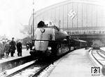 Anläßlich einer Versuchsfahrt warten im Hamburger Hauptbahnhof die bordeauxrot lackierte 05 002 und zahlreiche Zaungäste auf die Ausfahrt.  (27.02.1936) <i>Foto: RVM (Werkfoto)</i>