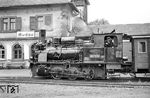 99 7202 ist mit P 3084 aus Mosbach in Mudau eingetroffen und setzt den Wagenpark an die Seite. (14.07.1962) <i>Foto: Helmut Röth</i>