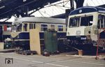 Der nach einem Unfall beschädigte 928 101 vom Bw Kempten wird im Aw Kassel wieder aufgebarbeitet. Dahinter steht 633 803, der im Eigentum der amerikanischen Streitkräfte war, und durch die DB nur unterhalten wurde. Nach seiner Ausmusterung im Jahr 1990 wurde er an die Gleisbaufirma Cronau in Bad Homburg verkauft und dort in ein gelb lackiertes Gleisbau-Fahrzeug (Skl 97 33 04-50 217-0) umgebaut.  (04.04.1984) <i>Foto: A. Wagner</i>