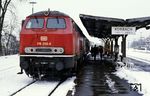 216 200 hat mit E 3499 aus Warburg den Bahnhof Korbach erreicht und wird von hier über Marburg – Gießen weiter nach Friedberg/Hess fahren. (04.04.1984) <i>Foto: A. Wagner</i>