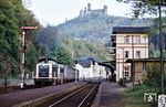 212 125 mit 213 334 vor N 6939 nach Limburg im Bahnhof Balduinstein unterhalb von Schloss Schaumburg. (15.05.1984) <i>Foto: A. Wagner</i>