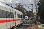 Begegnung des ICE-Ersatzzug 2936 (Hamm - Köln) mit 402 034 als ICE 951 nach Berlin an dem immer noch gestörten Bü in km 5,0 (Wilzhauser Weg) in Solingen-Ohligs. (04.02.2021) <i>Foto: Joachim Bügel</i>