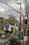 Wer findet den Fehler: NX 351 + 362 (442 351 + 442 362) passiert als RE 32558 nach Rheine den gestörten Bahnübergang am Wilzhauser Weg in Solingen. (04.02.2021) <i>Foto: Joachim Bügel</i>