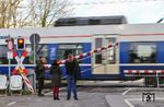 RB 32459 nach Bonn-Mehlem passiert den Übeltäter an dem gestörten Solinger Bahnübergang. (04.02.2021) <i>Foto: Joachim Bügel</i>