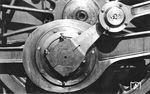 Typisches Merkmal der Neubau-Dampfloks der DB war die weitgehende Anwendung von Wälz- anstelle von Gleitlagern beim Laufwerk der Lokomotiven, so wie hier bei der fabrikneuen 23 024, die sich auf der vom 20. Juni bis zum 11. Oktober 1953 stattfindenden Verkehrsausstellung in München präsentierte.  (1953) <i>Foto: Manfred van Kampen</i>